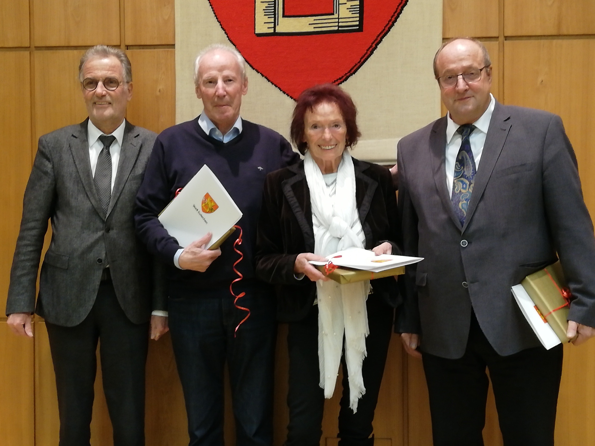 Bürgermeister Dr. Uwe Friedl (li.) ehrte im Rahmen der letzten Ratssitzung 2018 auch Hubert Küpper (re.) für seine Tätigkeit im Stadtrat. Foto: privat